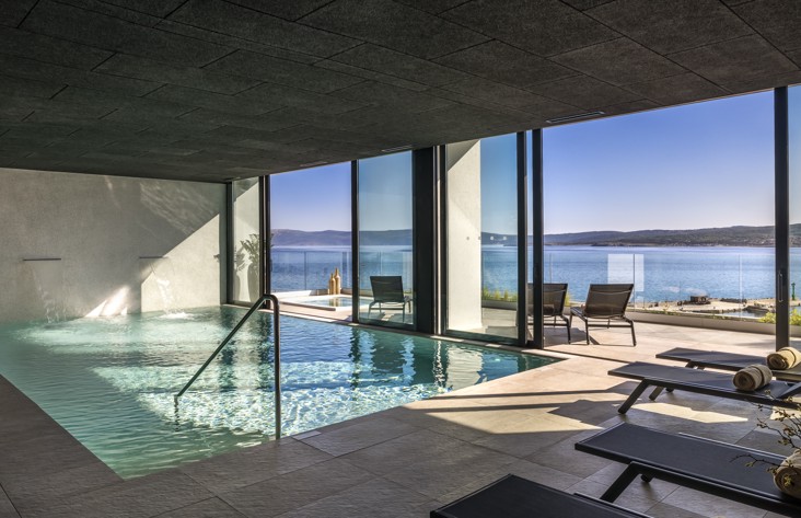 Notranji bazen z panoramskim pogledom na morje v hotelu Aminess Younique Narrivi.