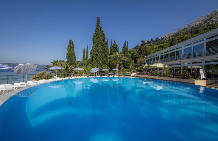 Exterieur zwembad met zeezicht bij Maradiso Orsan by Aminess Hotel.