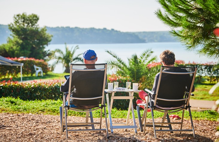 Par se opušta u Aminess Planet Camping Sirena, Novigrad