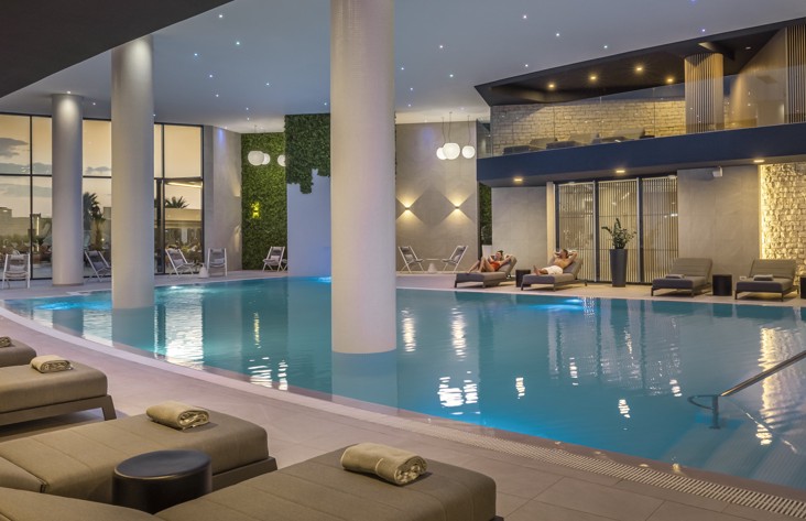 Unutarnji bazen s pogledom na more u hotelu Aminess Laurel Khalani.