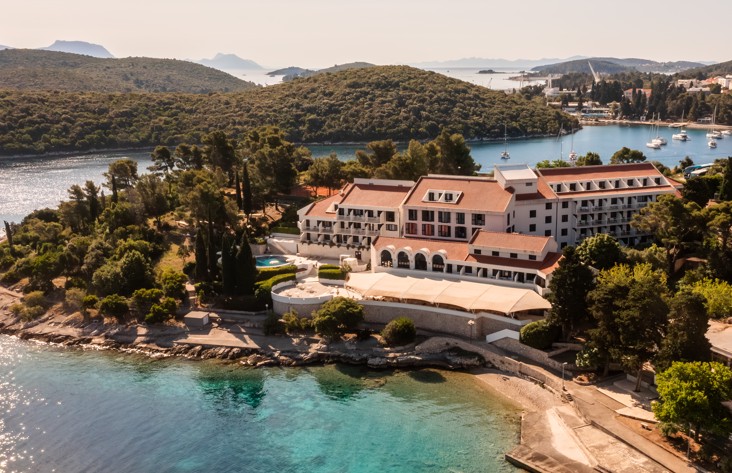 Luftaufnahme des Aminess Younique Liburna Hotels in Korčula