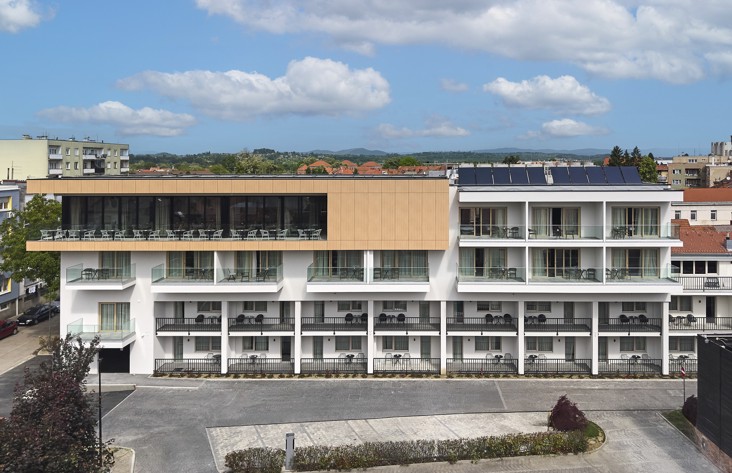 Frontowy zewnętrzny widok hotelu Aminess Florian Godler z balkonami.