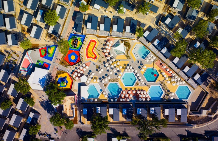 Celovit pogled na novo območje vodnega sveta, ki vključuje bazene, tobogane in cone za sprostitev v Aminess Style Camping Atea Resort.