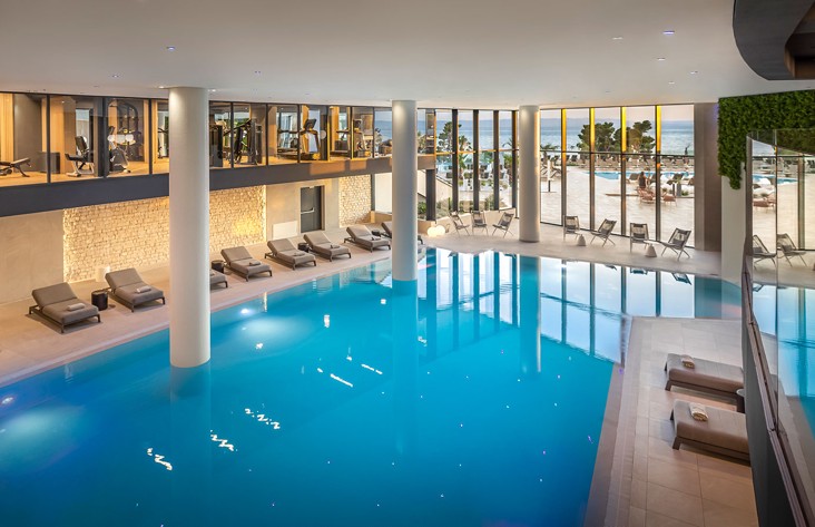 Innenpool und Fitnessstudio im Aminess Laurel Khalani Hotel.