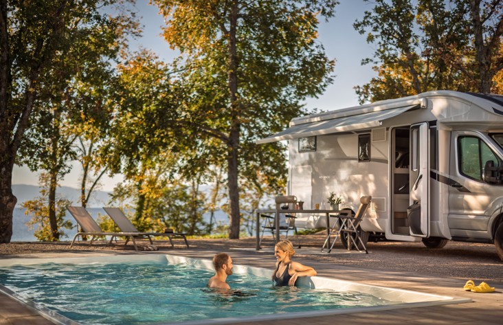 Ospiti che si rilassano nella piscina privata su una piazzola camping di lusso sul mare nel campeggio Aminess