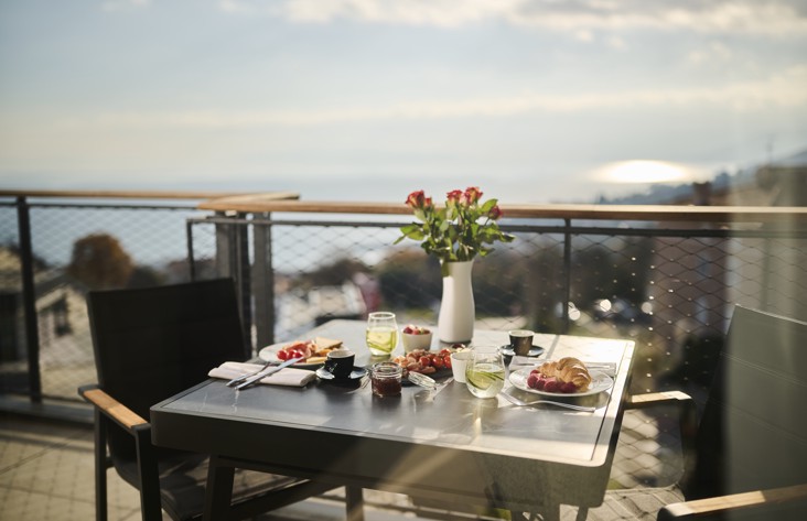 Zajtrk na balkonu apartmaja Younique Vollo Residence za tri osebe s pogledom na morje