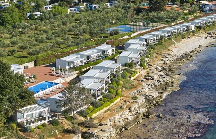 Vista aerea panoramica dell’Amber Sea Luxury Village e della spiaggia davanti alle case mobili presso Aminess Planet Camping Maravea Resort, luogo perfetto per una vacanza al mare