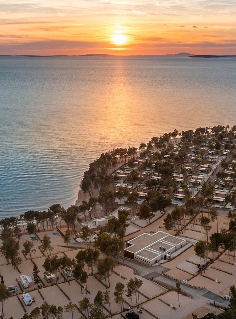 Panoramablick auf die Stellplätze für Camper und den Sonnenuntergang im Aminess Style Camping Avalona Resort.