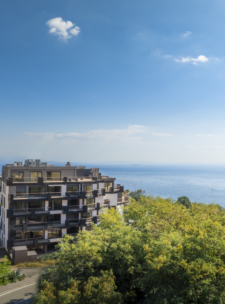 Luksuzni apartmani s pogledom na more u Younique Vollo Residence Opatija okruženi mediteranskim zelenilom