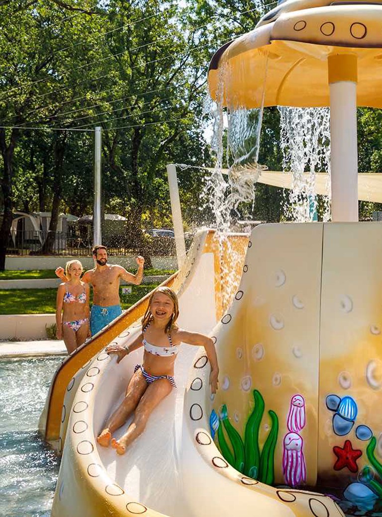 Familie hat Spaß am Pool im Aminess Planet Camping Maravea, Novigrad