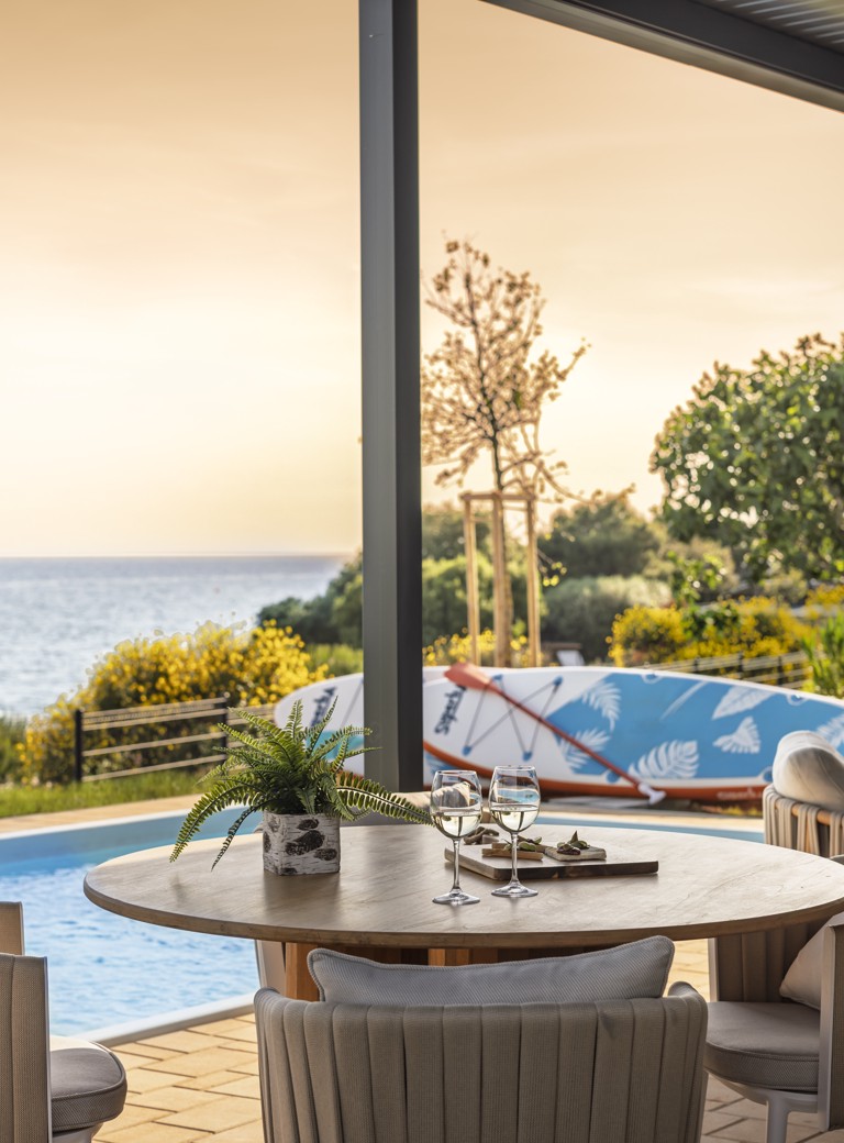 Terrazza della Luxury Sea View Holiday Home con piscina privata e vista mare all’Aminess Planet Camping Sirena Novigrad