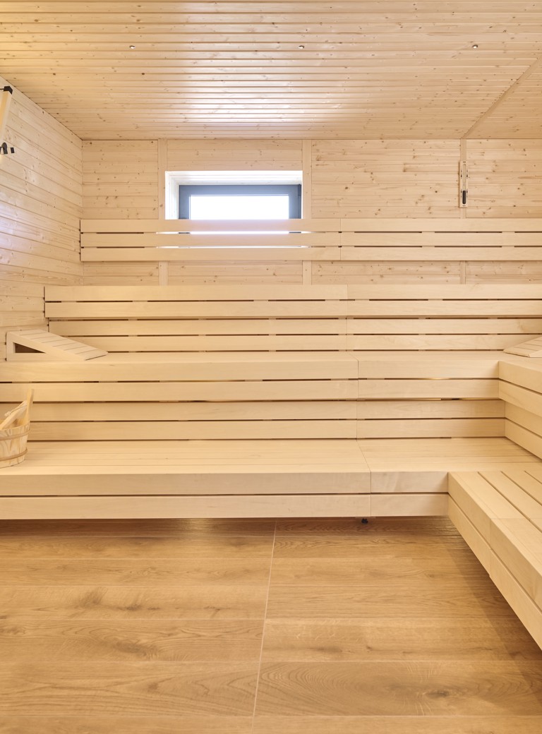 Moderne Wellness-Sauna im Aminess Style Camping Atea Resort, konzipiert für ultimative Entspannung und Verjüngung.