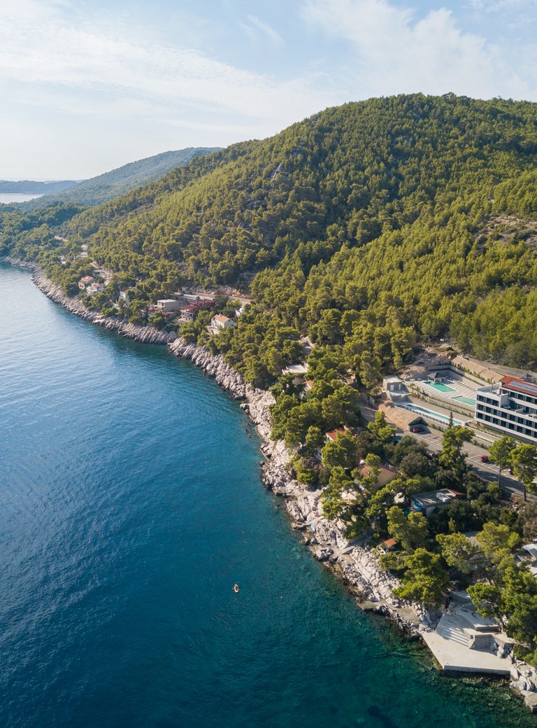 Zračni pogled na obalo in naravno okolico Aminess Alfir Resorta ob kristalno čistem morju