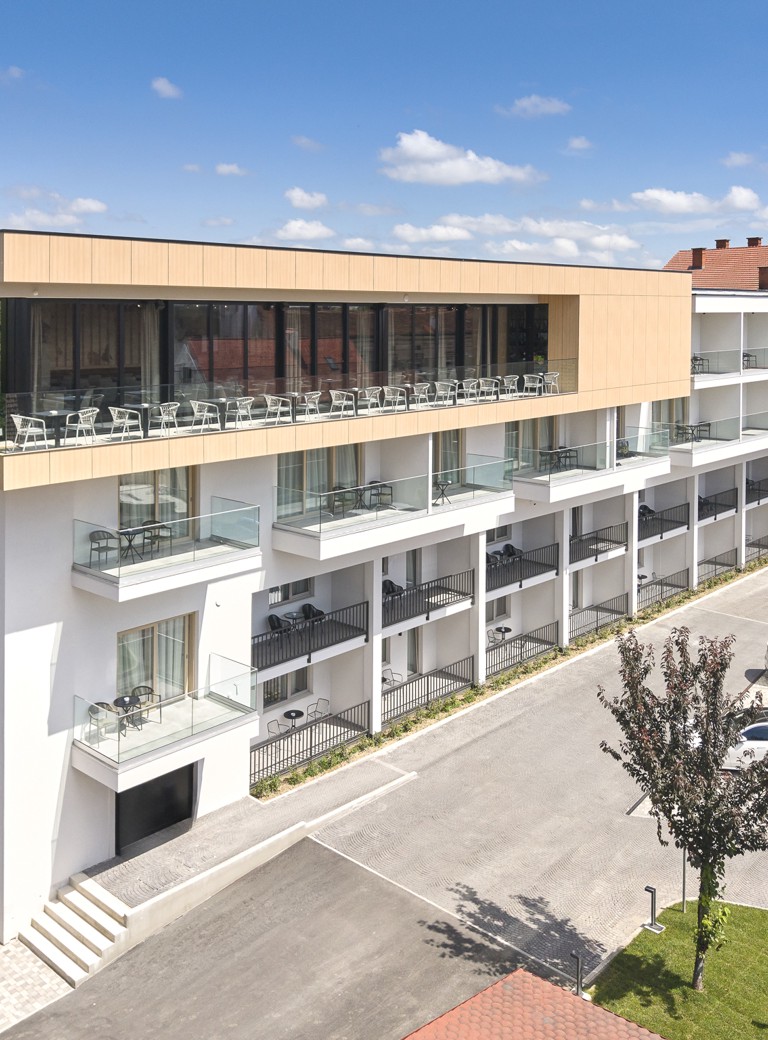 Aussenansicht des Aminess Hotels mit moderner Fassade und grossen Terrassen