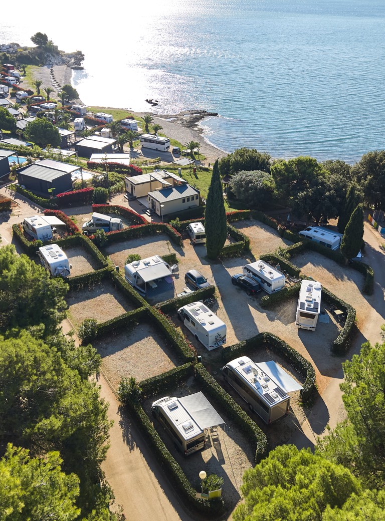 Widok z lotu ptaka na parcele Bella Vista nad morzem w Aminess Planet Camping Sirena.