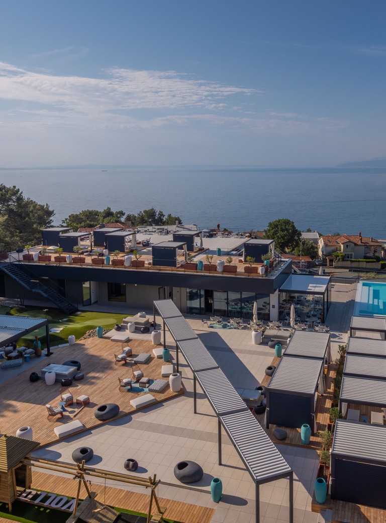 Vanjski pogled na Aminess Vollo Residences s bazenom i pogledom na more.