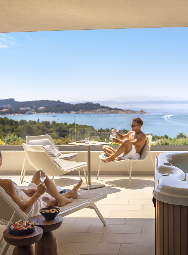 Paar entspannt auf der Terrasse mit Whirlpool im Aminess Laurel Khalani Hotel
