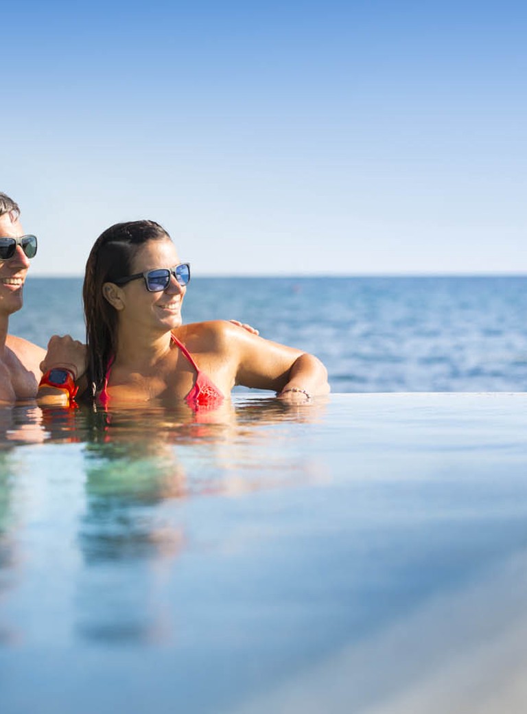 Par uživa u pogledu na robu infinity bazena.