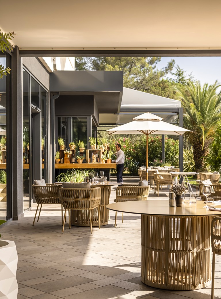 Oliveto Terrassen-Außenessen im Aminess Planet Camping Sirena, Novigrad, Kroatien