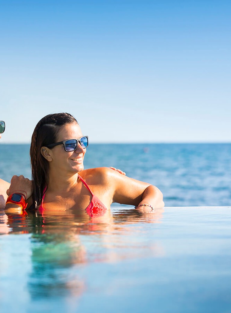 Par u bazenu u Aminess Maradiso Hotel Laguna, Novigrad Hrvatska