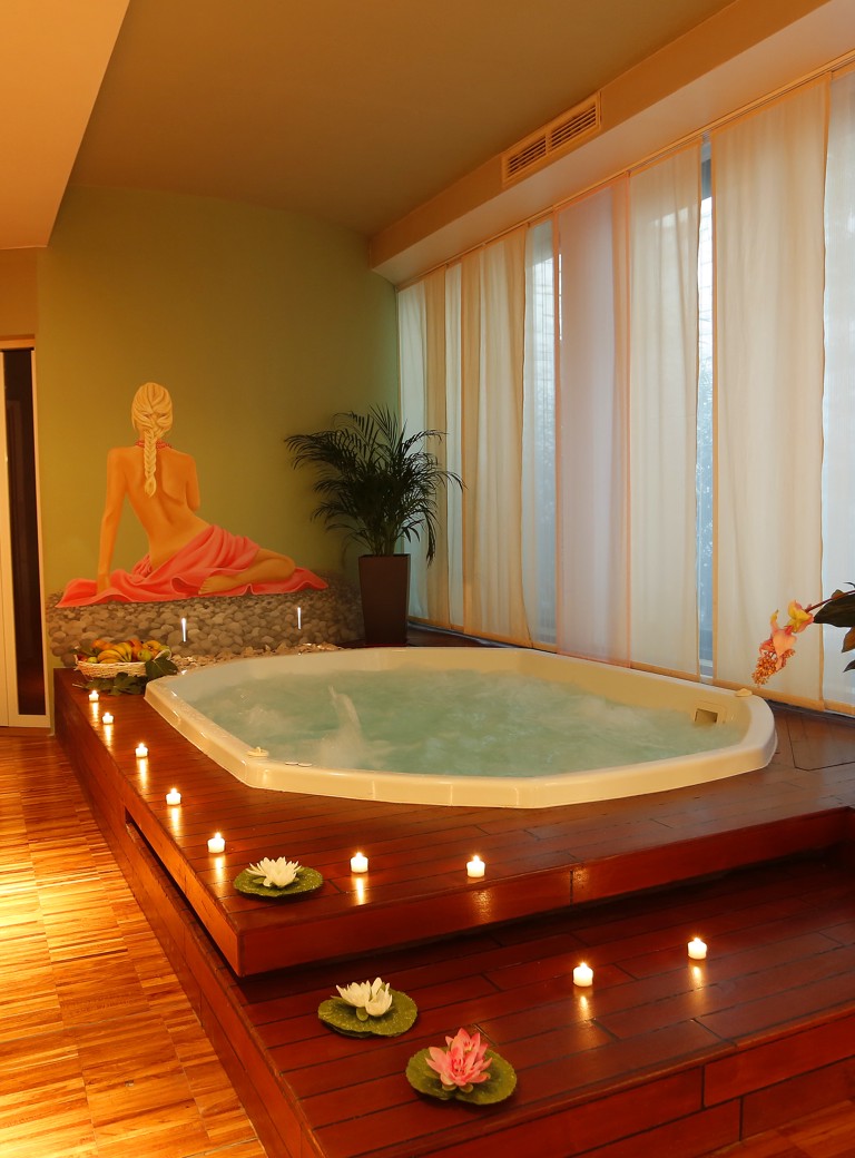 Luksusowe wellness jacuzzi z nastrojowym oświetleniem w Aminess Velaris Resort na Braču