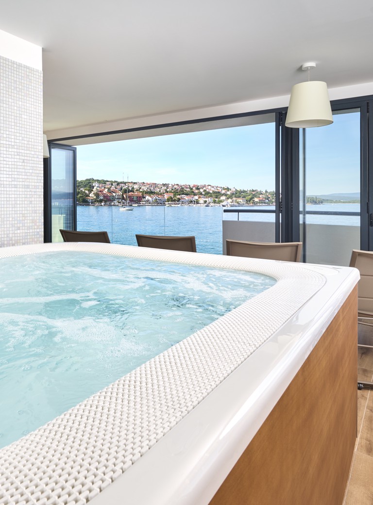 Whirlpool s pogledom na more u Aminess Style Camping Atea Resortu.