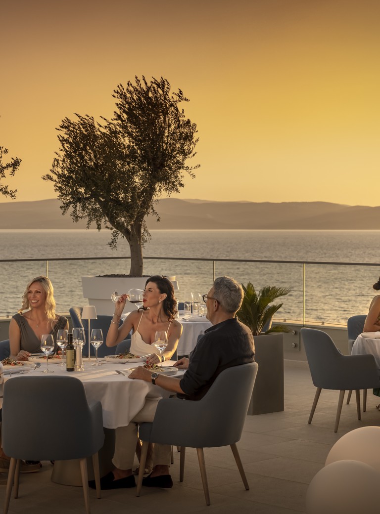 Večera uz zalazak sunca u rooftop restoranu The Above u Aminess Khalani hotelu u Makarskoj