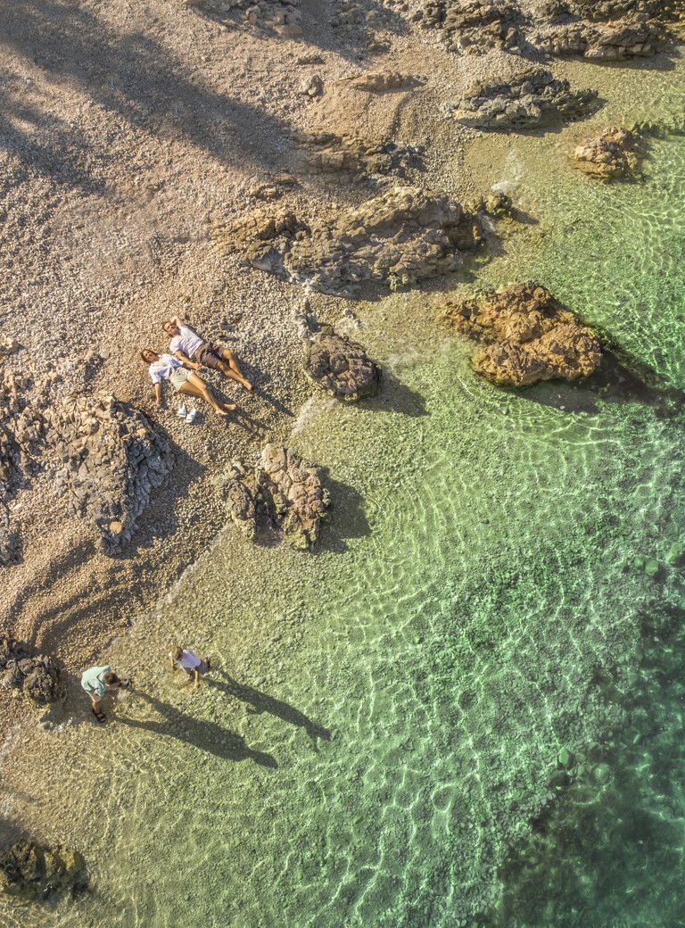 Luchtfoto van de turquoise zee en het natuurlijke strand bij Aminess Style Camping Avalona Resort op het eiland Pag