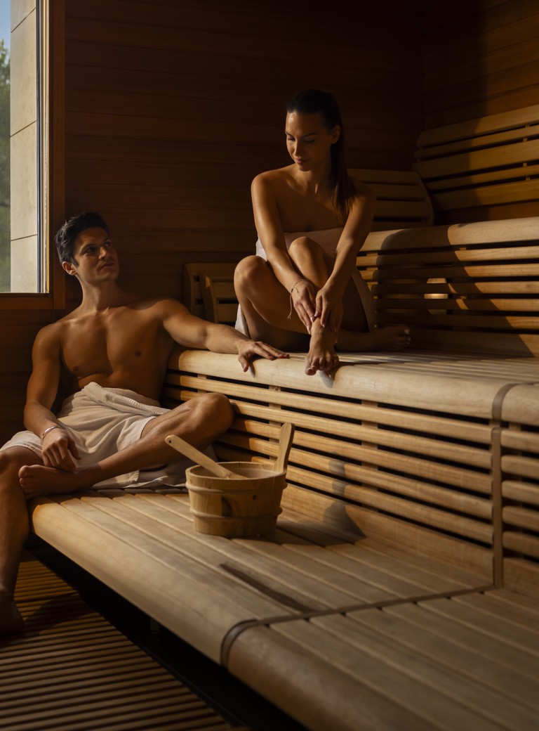Coppia che si rilassa nella spa, godendo del calore e della tranquillità.