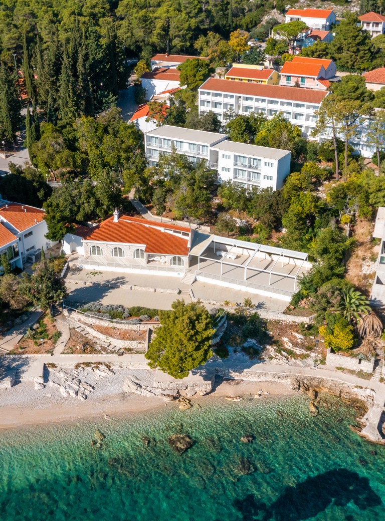 Panoramični zračni pogled na Aminess Maradiso Casa Bellevue in njegovo okolico, vključno s obalo in bujno pokrajino Orebica.