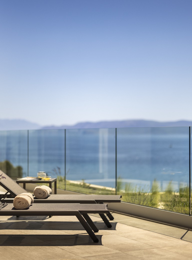 Sproščujoča terasa z zunanjim bazenom s panoramskim pogledom na morje v hotelu Aminess Younique Narrivi v Crikvenici, Hrvaška.