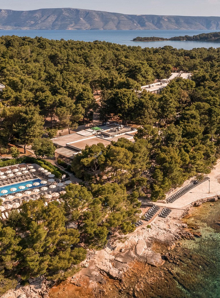 Panoramski pogled na letovišče Aminess Younique Senses na otoku Hvar, ob morju in obdano z gostim borovim gozdom