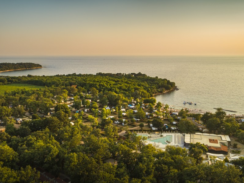 Pogled iz zraka na zalazak sunca nad Aminess Planet Camping Maravea, Novigrad