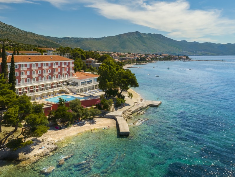 Una vista aerea mozzafiato dell'Aminess Younique Bellevue Hotel, incastonato lungo la pittoresca costa di Orebic, Peljesac.