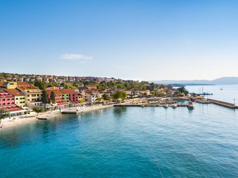 Pogled izvana na Veya Maradiso Hotel by Aminess smješten uz slikovitu obalu.