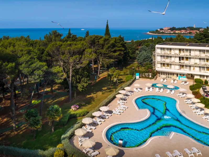 Pogled iz zraka na Aminess Maradiso Hotel Laguna u Novigradu