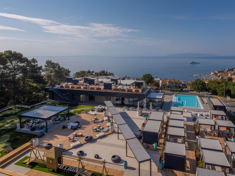 Außenansicht der Aminess Vollo Residences mit Pool und Meerblick.