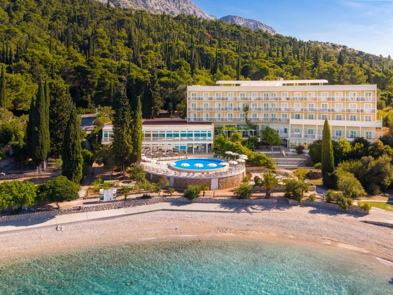 Hotel Orsan Maradiso by Aminess ob plaži, bazenu in gozdnati gori.