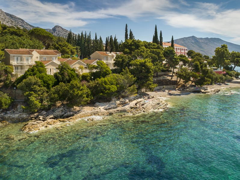 Pogled iz zraka na Aminess Maradiso Bellevue Village smješten uz slikovitu obalu Orebića, Pelješca.