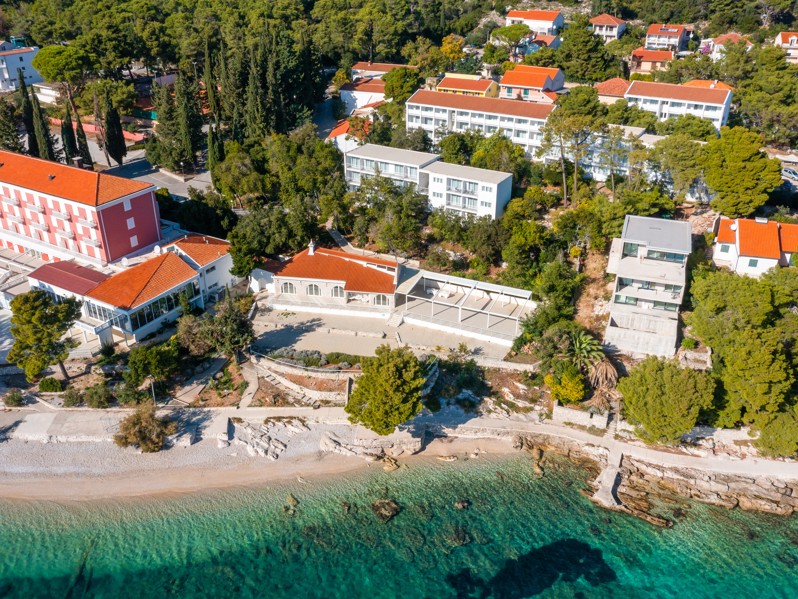 Panoramični zračni pogled na Aminess Maradiso Casa Bellevue in njegovo okolico, vključno s obalo in bujno pokrajino Orebica.