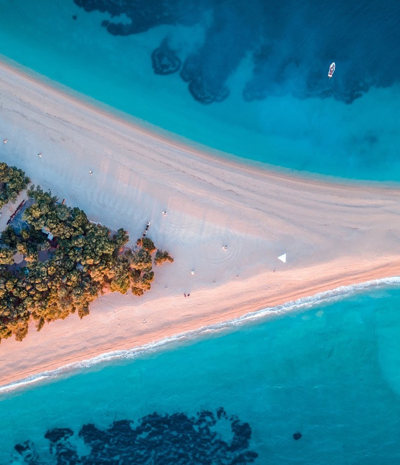 Vista aerea della spiaggia Zlatni Rat a Brač sul mare turchese.