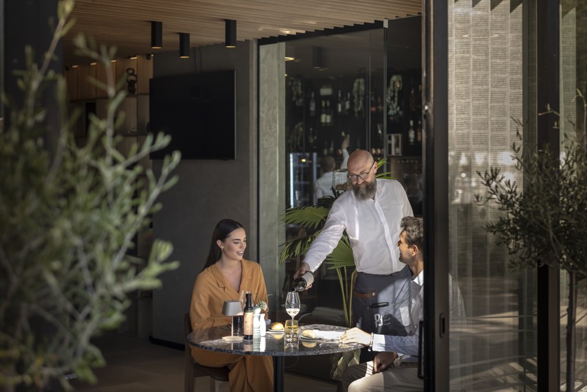 Koppel geniet van een maaltijd in het Half8 restaurant in het Aminess Younique Narrivi Hotel.