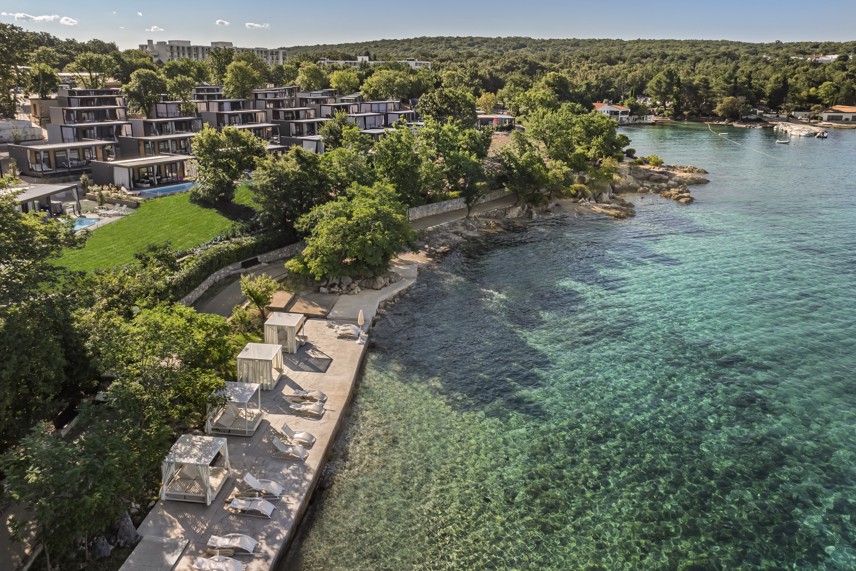 Vista aerea della spiaggia e del bellissimo mare davanti ad Aminess Style Camping Atea Resort