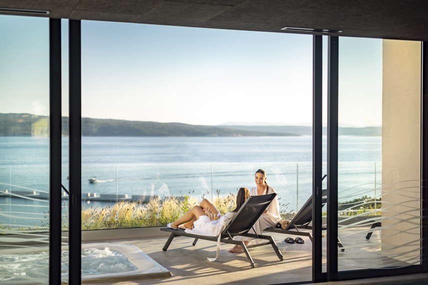 Lounges auf der Wellness-Terrasse mit Blick auf das Meer im Aminess Younique Narrivi Hotel.
