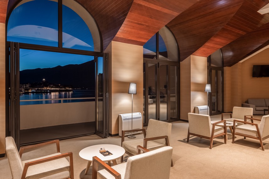 Pogled na Aperitiv Bar, dizajn sredine stoljeća, u Aminess Younique Liburna Hotelu, Korčula