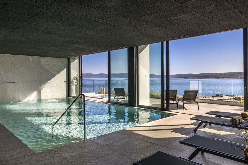 Binnenzwembad met panoramisch uitzicht op zee bij Aminess Younique Narrivi Hotel.