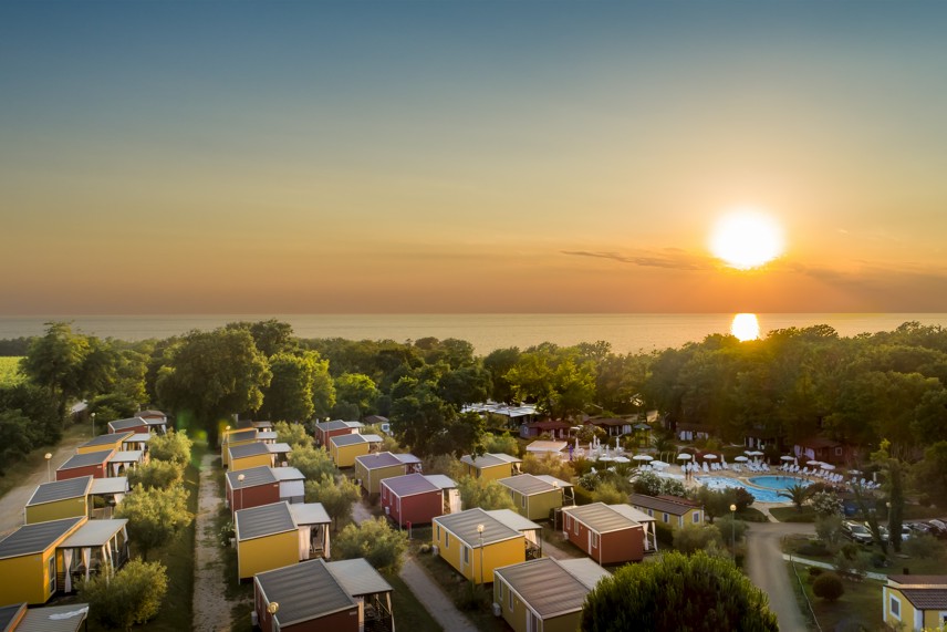 Vista aerea delle case vacanza e delle piscine presso Aminess Planet Camping Maravea Resort, Novigrad Croazia