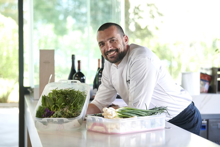 Porträt von David Skoko in der Küche des Masterclass-Kurses, der in den Aminess Hotels angeboten wird