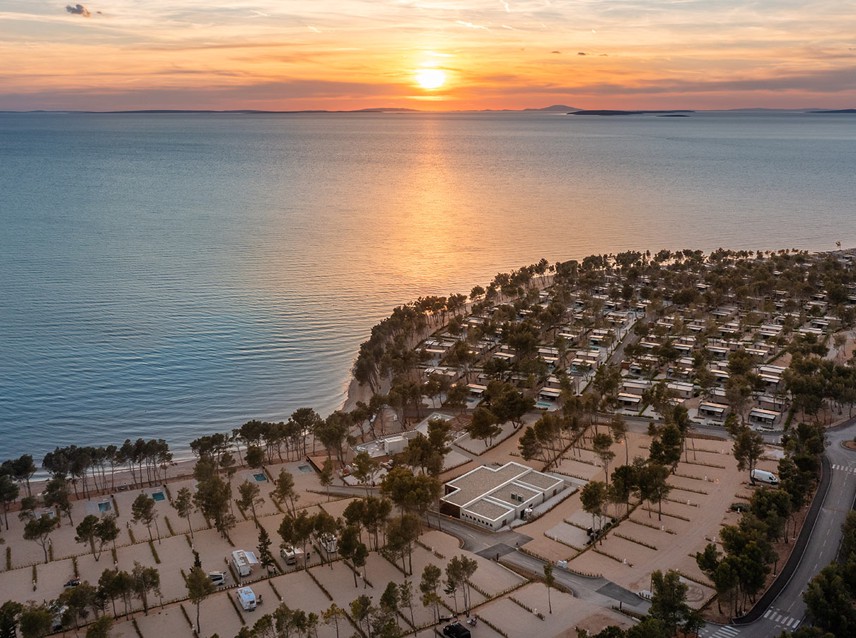 Panoramablick auf die Stellplätze für Camper und den Sonnenuntergang im Aminess Style Camping Avalona Resort.