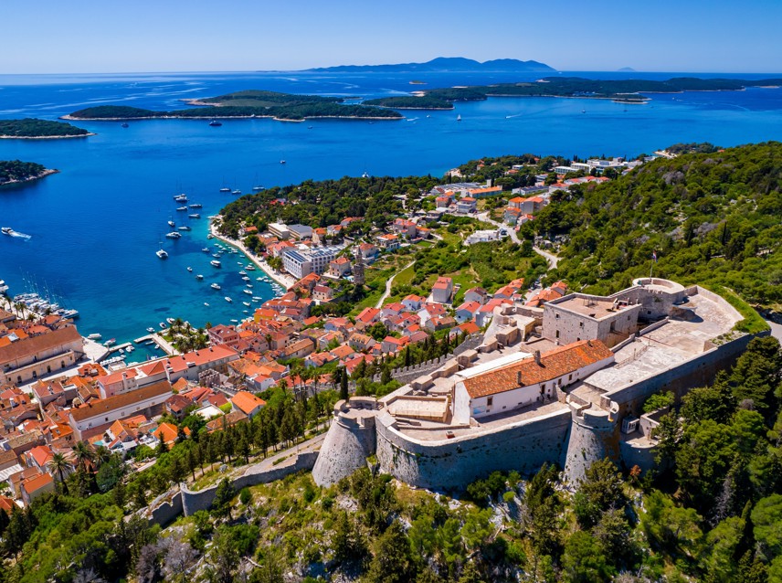 Scenic pogled na otok Hvar, Hrvaška, z osupljivimi obalnimi pokrajinami in kristalno čistim Jadranskim morjem - Aminess destinacija potovanja
